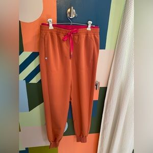 NWT Women’s FIGS “Mari” fit skinny jogger in Terracotta, size small